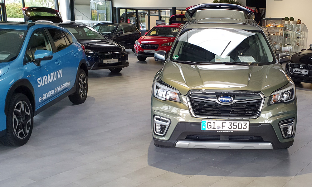 Modell: Subaru, links Subaru Metallic Grün, rechts Subaru Blau